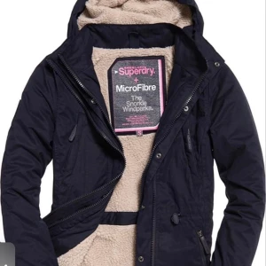 SUPERDRY windparkas - Mörkblå parkas varmfodrad Ny Material Composition 36 % Rilico / 32% Polyamide / 18% wool / 11% alpaca / 3% Mohai Stl S