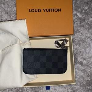 Louis Vuitton Key Pouch, box, dustbag och tillbehör medföljer, säljs pågrund av ingen användning. Kan även bytas :)