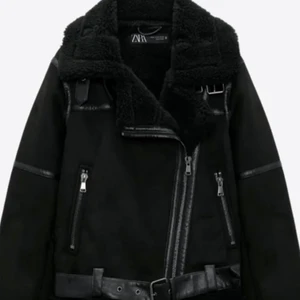 jacka från zara - kollar intresset på denna jacka, supervarm och så fin🥰strl L men liten i storleken och passar mig som vanligtvis har s, superfint skick!