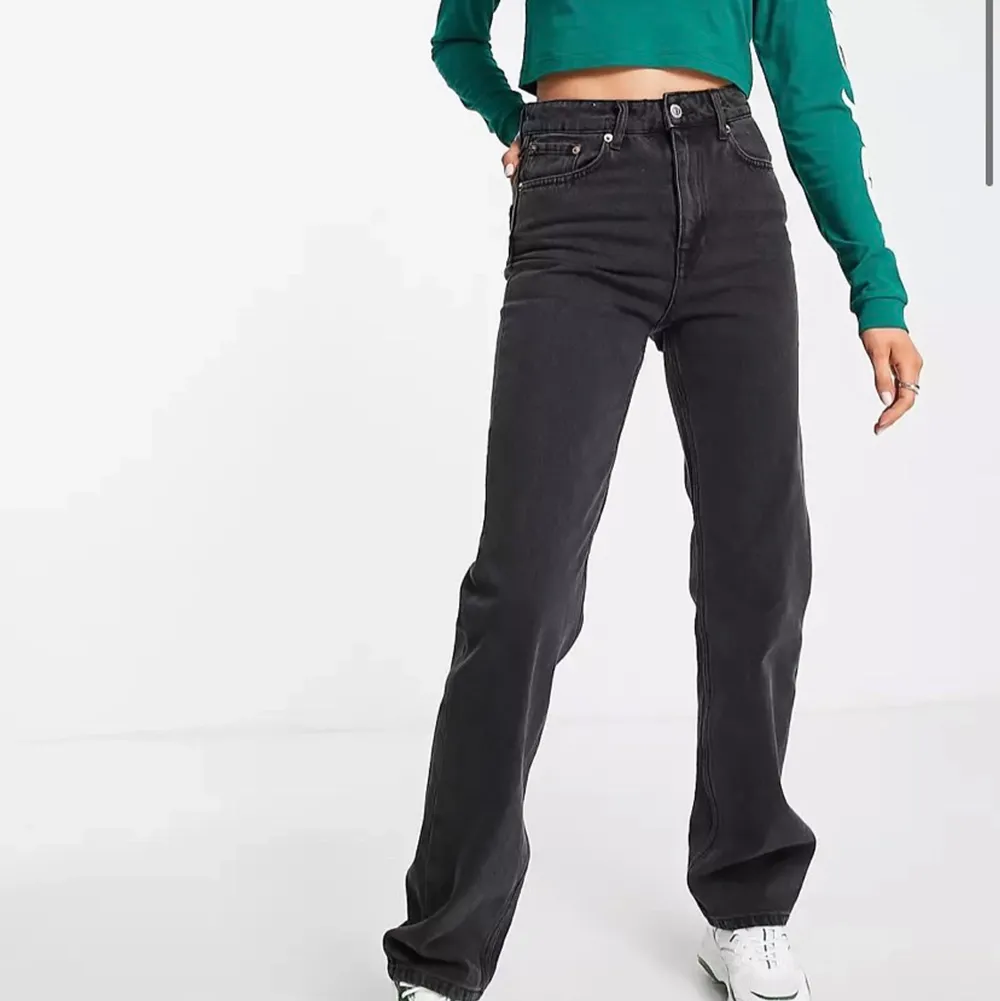 Säljer dessa snygga raka ”urtvättade” svarta, jeansen från Weekday i modellen Voyage då dem inte kommer till någon användning längre, storlek: W23 L32. Jeansen är i jätte bra sick! Perfekta nu till hösten! 😄😃👌🏼. Jeans & Byxor.