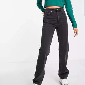 Säljer dessa snygga raka ”urtvättade” svarta, jeansen från Weekday i modellen Voyage då dem inte kommer till någon användning längre, storlek: W23 L32. Jeansen är i jätte bra sick! Perfekta nu till hösten! 😄😃👌🏼