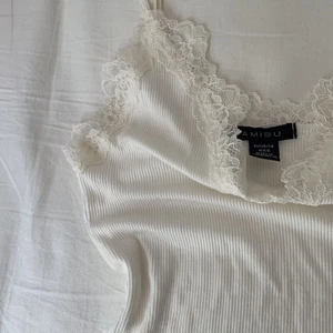 Spets linne vit - Ett vitt spetslinne från New Yorker. kommer inte till användning. med en beige bh under är den inte genomskinlig. strl xxs men skulle säga att de passar xs också. 50kr + spårbar frakt (66kr)⭐️ går att få annan frakt