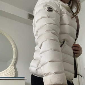Colmar jacka - Hej! Säljer en vit colmar jacka, dragkedjan är lite trasig men går att fixa hos en skräddare till ett bra pris, därav säljer jag den billigt. Den är i storlek 42 dock så använder jag i vanligtvis XS/S. 
