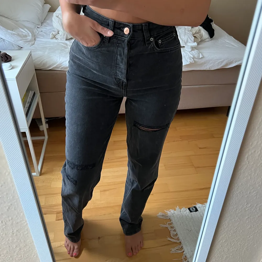 Raka svarta jeans med slitningar från h&m. De har knappar istället för gylf och sitter väldigt bra, framhäver former. Jeansen är i nyskick!. Jeans & Byxor.