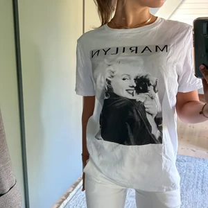 T-shirt  - Säljer min fina, sköna T-shirt med Marilyn Monroe tryck, som är i perfekt skick och använd ett fåtal gånger❤️ helt slutsåld 