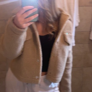 jacka - jacka från ginatricot, köpt för 500kr, säljer för 300+ frakt. storlek S 💓