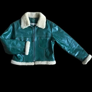 Chevignon Retro Grön skinnjacka  - Retro skinnjacka från Chevignon. Äkta skinn - tillverkad i Frankrike. Storlek M. Helt sjukt (?!) fin jacka i perfekt grön färg och med muffar och krage i teddy.  Den förtjänas att användas och behöver därför hitta en ny ägare 🐻💚 