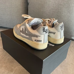 Lost boys - Hej säljer nu min lostboys skor då dom var för små när jag köpte dom och dom Inte gick att lämna tillbaka. deras skick är 9,5/10 då dom inte är använda. Man får med låda och varenda väska och klistermärke med. dessa skor är trendiga och Limited edition.