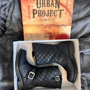 Urban Project skor strl 39 - Jätte fina och bekväma kängor. Använda 1 vinter. Lite missfärgningar inuti pga riktigt skinn. Inköpspris 1900 kr, säljs nu för 600kr. Vid intresse av fler bilder hör av dig. Finns lite små skador, men är svåra att se på avstånd.