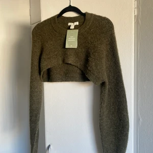 Stickad bolero  - Säljer nu den här jättefina gröna stickade boleron pga att den är för stor för mig. Det är storlek XS men skulle säga att den sitter mer som en S. 🌟Köparen står för frakt 🌟