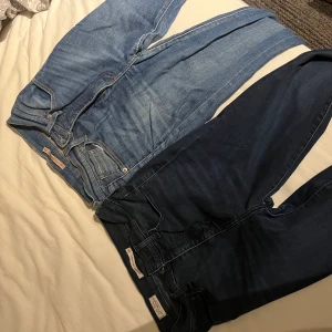 Levis jeans mile high super skinny  - Säljer två par Levis jeans i modellen mile high super skinny, waist 25 på båda, benlängd 32 på de mörkblå och benlängd 30 på de ljusare. De mörkblå är stretchiga medan de ljusare är mer styva. Använt sparsamt samma år de köptes för 1200 kr/st. 