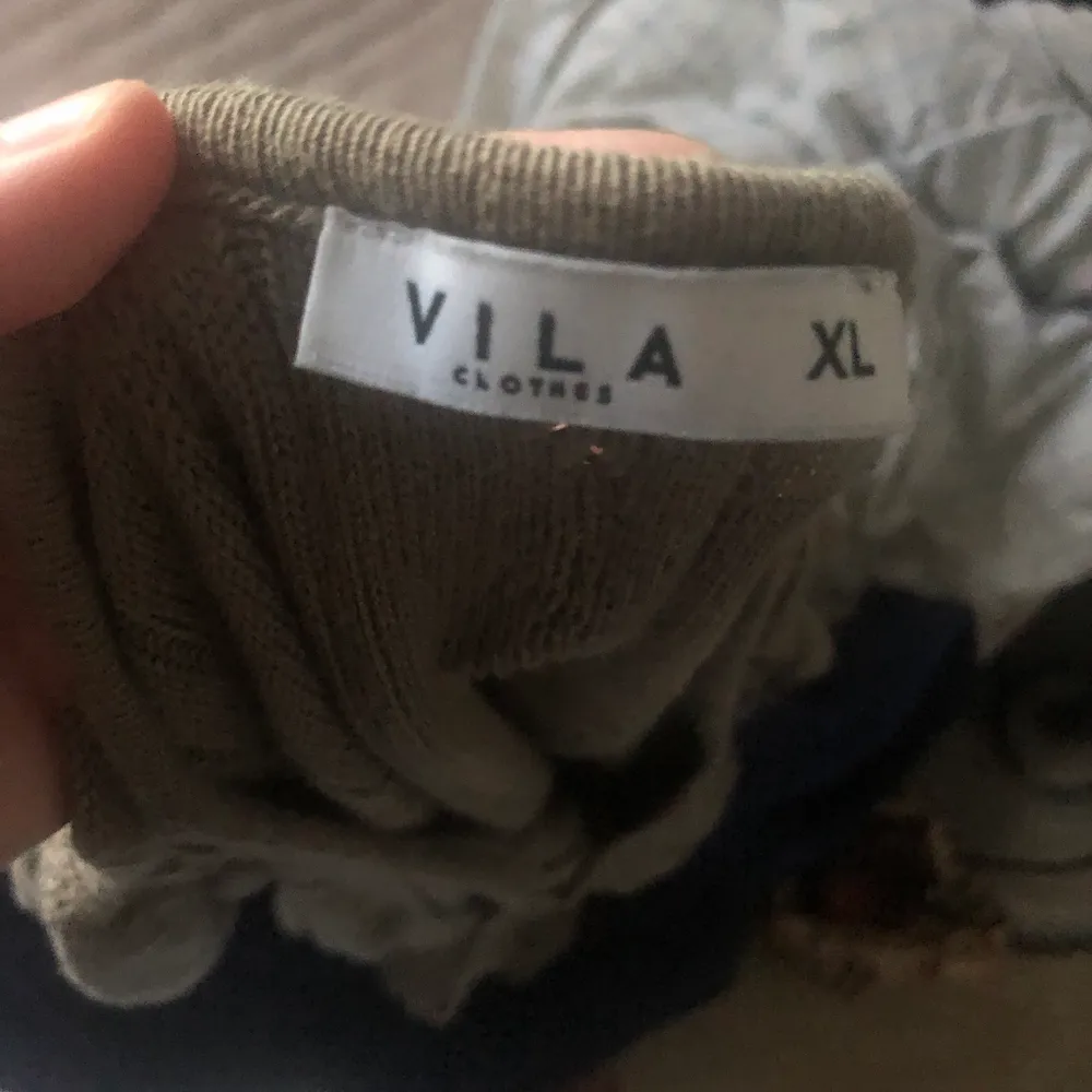 jag säljer en fin kofta ifrån Vila clothes som inte har använts på ganska länge. Koftan har legat i garderoben ganska länge och en knapp saknas. Jag vet inte priset på den originela koftan🤍. Tröjor & Koftor.