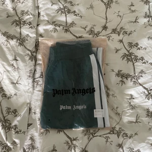 Gröna Palm Angels Byxor  - Säljer nu mina gröna Palm Angels eftersom jag tröttnat på dem