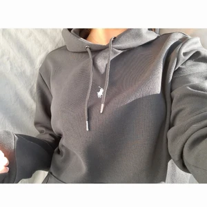 Ralph Lauren hoddie  - Svart Ralph Lauren hoddie i nyskick. Nypris 1500kr  Hör av dig vid intresse!🖤