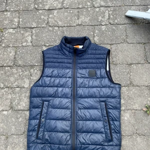 Hugo boss väst  - En Hugo boss väst inköpt i våras, inga märken ingenting ser in princip helt ny ut. Ny pris:2000kr  Mitt pris:1000 Västen är i storlek S men är hyfsat stor i storlek så den passar även M