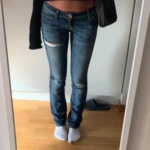 Säljer mina perfekta lågmidjade jeans från Tommy Hilfiger då de inte kommer till användning. Galet snygga och perfekta till allt!! Jag på bilden är 178, har 26 i ltb o weekday jeans o 36 i zara jeans❤️Säljes för 300 eller budgivning ❤️❤️
