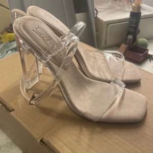 Klackar - Helt oanvända klackar från asos. Är tvungen att sälja dom pågrund av att jag råka köpa förliten storlek. Köpte dom för 350kr.