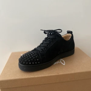 Christian Louboutin  - Köpt på Selfridges Skick 9/10 Storlek 40,5 (passar 41-42) Kvitto finns 