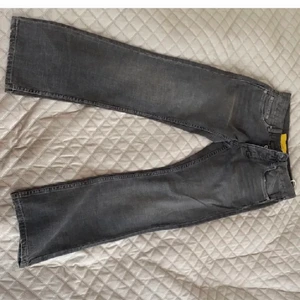 Second hand jeans - Säljer dessa så fina jeans som jag köpt här på plick men från enjoi, de har även ett litet broderat mönster pä ena fickan som ser ut som en panda! Kan skicka fler bilder om behövs! Har även sprätat upp dem längst ner💗