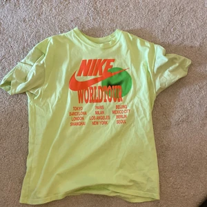 Nike - Har andvänt tröjan en gång och är i nyskick är 