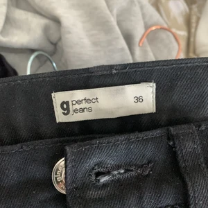 Jeans raka  - Raka jeans från Gina i storlek 36/S. De är långa på mig som är 166cm. Jättesköna och bra kvalite säljer pga rensar ut min garderob.