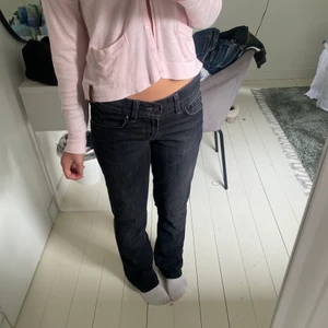 Lågmidjade svarta jeans - Så coola enkla lågmidjade svarta jeans som passar till allt! De har ett litet hål där flärpen till bälte ska sitta men absolut inget man bryr sig om💘💘💘