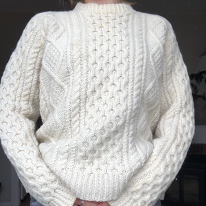 Vit stickad tröja - Benvit / cremefärgad stickad tröja. Fint skick ingen lapp så okänt märke.