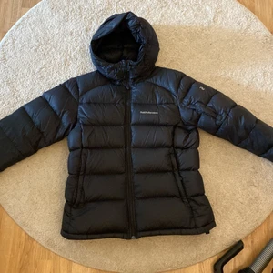 Peakperfomance jacka - Det är en vinter jacka som är mycket bekväm och är varm under vintern. Jackan köptes förra året och har bara använts under vintern. OBS! Jackan har ett litet hål på baksidan.