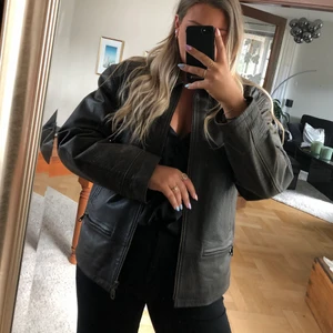 Skittuff skinnjacka - Cool vintage oversize skinnjacka i mörkbrun. Så tufft modell 🤎 