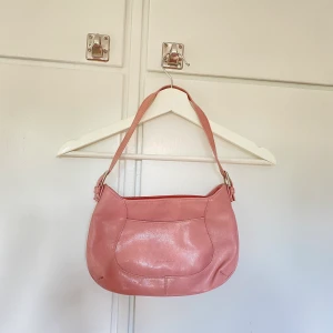 Baguetteväska - Sjukt fin rosa baguetteväska från Accent med silvriga detaljer. Färgen ser mest ut som på sista bilden. Om du har några frågor eller vill se fler bilder är det bara att skriva! 