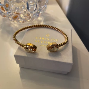 Caroline svedbom - Säljer jättefint armband från Caroline svedbom. Bra skick men använt! Så himla fint💎 Nypris 700:- . Kan frakta spårbart 29kr eller brev 12kr