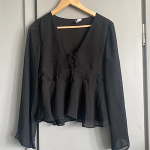 Blus - Svart tunn blus med knytning