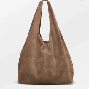Becksöndergaard - Suede Dalliea Bag Säljer denna fina väska då jag känner att jag inte har nån användning av den mer. 40x40, köpte den för 1500kr och säljer för 1000kr. Slut såld överallt. Buda gärna KÖP DIREKT FÖR 1500kr  Bus just nu 1100kr 