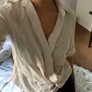 Zara blus  - En T-shirt i skjortmodell från zara