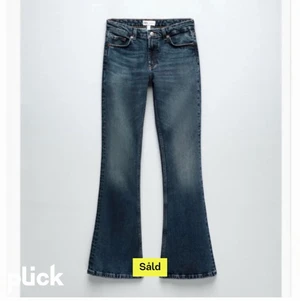 Zara jeans  - Säljer dessa lågmidjade zara jeans i storlek 36.  Super skick men passade tyvärr inte mig i länden. Kan tänkas byta mot samma modell i storlek 34❤️. 