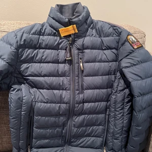 Parajumpers lätt dunjacka i nyskick  - Ytterplagg, stl. 146/152 (10-12 år), Unisex Äkta Parajumpers lätt dunjacka i nyskick   Rak modell Dragkedja  Dragkedja i fickorna   Nypris 3600  Testa att ge bud men inga skambud för det kommer inte vara aktuellt...  1000 kr