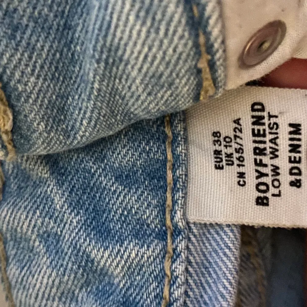 Slitna jeans, (skulle inte säga att dom är low waist, mer mid waist) Knappar inte gylf. Bra passform.. Jeans & Byxor.