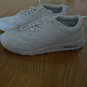 Nike Air Max sneakers - ett par snygga skor som passar till det mesta, i fint skick, storlek. 35.5, 200kr+frakt nypris 700kr, skriv vid intresse
