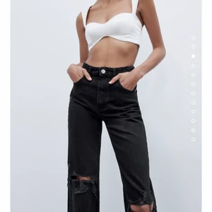 Svarta straight leg jeans zara - Super fina zara jeans i perfekt skick. Super trendiga! 