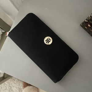 Tommy hilfiger plånbok - Säljer denna plånbok från Tommy hilfiger som inte alls är använd.  