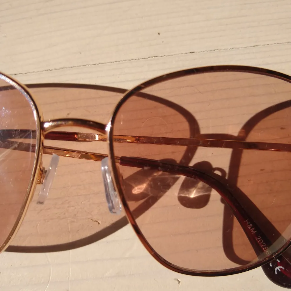 Perfekta solglasögon för en molnig dag. 30 kr styck!! 🔥🔥 Går att få paketpris med andra annonser🌼. Accessoarer.