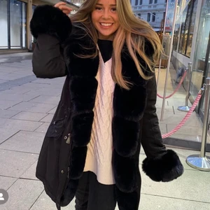 Jacka  - Säljer min vinter jacka. Andvänd endast få tal gånger, då jackan va ett panik-köp. Jackan är i jätte fint skick och köpt för 1 500kr och säljer endast för 900. Storlek XS/s men passar  M.  Pälsen går även att ta bort runt armar och luva.