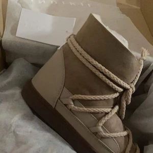 Inuikii helt nya - Kollar intresset på mina helt nya beiga inuikiis som är oanvända. Köpta för 2600 kr. Storlek 39 men kan även passa en 38. Som sagt helt nya med alla lappar kvar på villet man kan se på andra bilden. Tryck inte på att köpa direkt tack!!