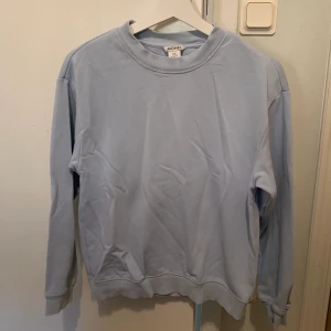 Blå sweatshirt  - Blå sweatshirt från Monki, väldigt bra skick! Står att den är i storlek xxs men passar som en s 