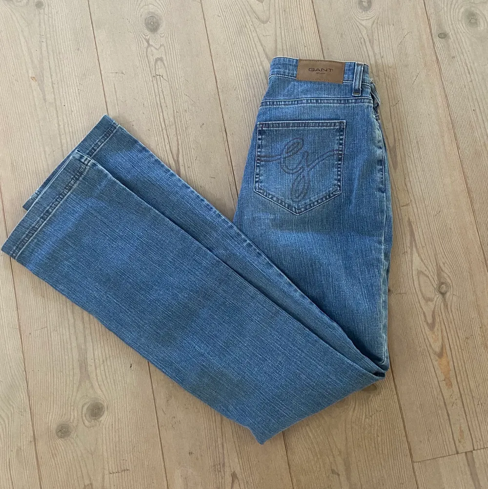 Snygga Gant jeans, midwaist/loweaist och bootcut. Inga defekter.  OBS: första bilden är lånad från förra säljaren. Jag är 178 och de funkar precis, men är något korta på mig. . Jeans & Byxor.