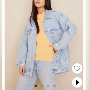 Jeansjacka oversize helt helt ny - Säljer denna jätte snygga oversize jeansjacka ifrån Nelly. Aldrig använd med prislapp kvar. Nypris 799 kr.  Jag är 160 ca och på mig var den stor. Priset går att diskutera.