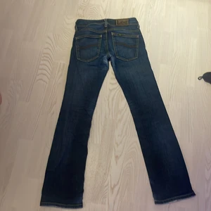 Lee Jens lågmidjade  - Säljer dessa lågmidjade lee jensen för att det är för små för mig köpta för länge sedan för ungifär 1000 kr priset kan sänkas beroende på vad ni kan tänkas betala  