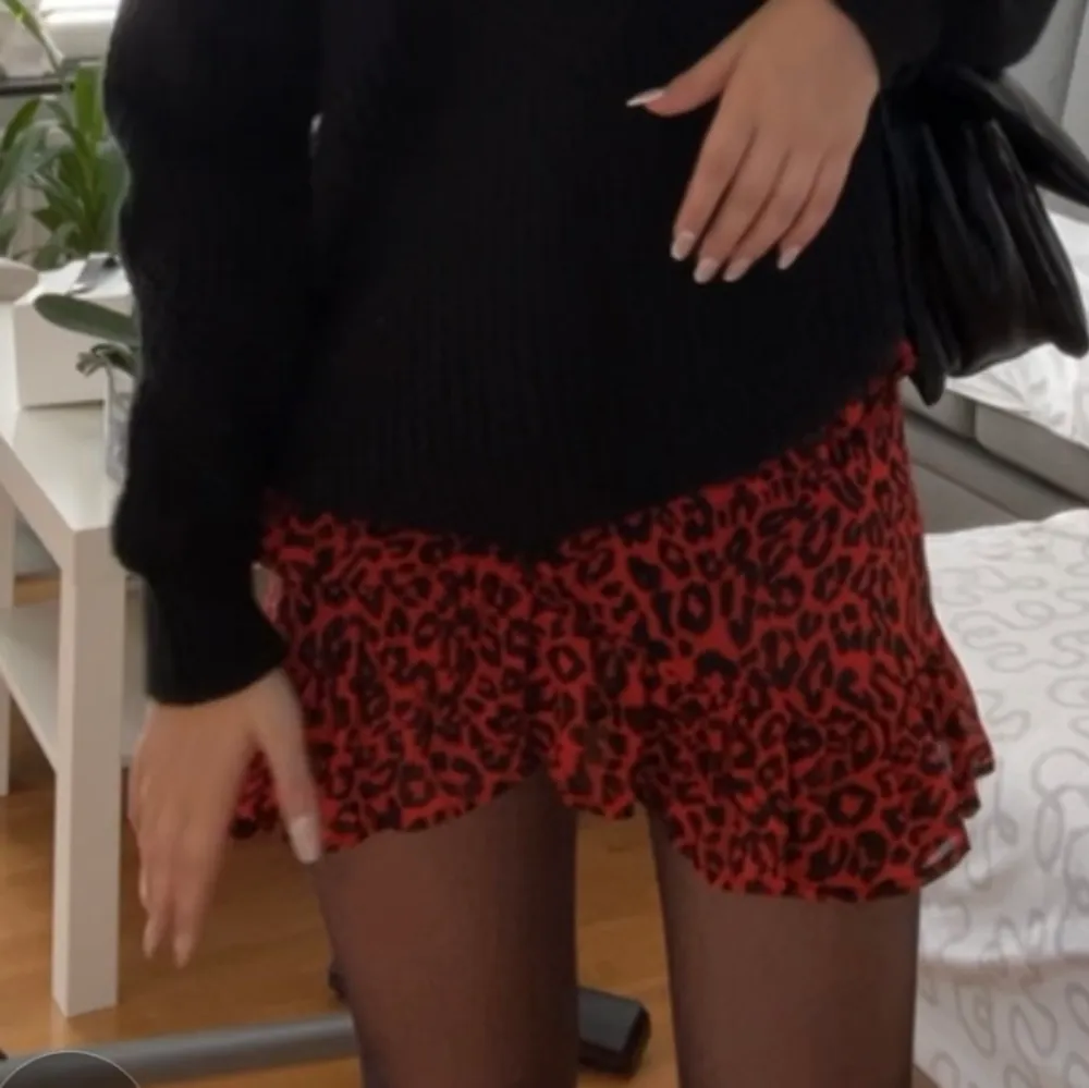 As fet och snygg röd leopard kjol, spicysar upp en outfit 🌶🥰🤩❤️. Kjolar.