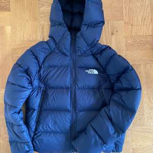 Säljer min mörkblåa north face jacka. Säljer den då den inte kommer till användning. Den är använd en vinter och är i bra skick.