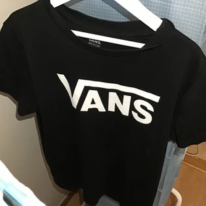 Helt ny äkta vans tröja / tshirt :) 🫶 - -pris kan diskuteras vid snabbt köp 💘 -frakt 45KR 🤎🤎 -säljer därav har för många svarta tröjor 💘 -perfekt t vardags elr som en idrotts-tröja 💘 -Storlek M men passar S också för den är lite mindre i storleken  , så passar M och S + förmodligen Xs 💘  